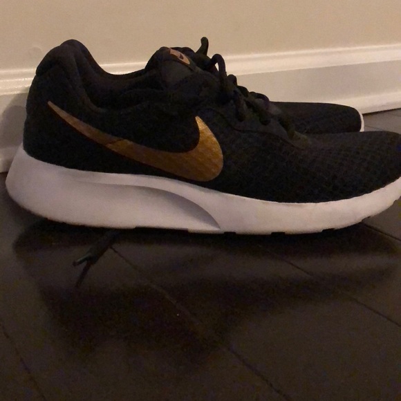 nike with gold